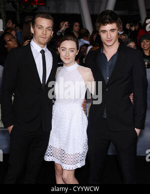 11. November 2012 - Los Angeles, Kalifornien, USA - Jake Abel, Saoirse Ronan & Max Irons kommt für die Premiere des Films "The Twilight Saga: Breaking Dawn-Teil 2'' im Nokia Theater. (Kredit-Bild: © Lisa O'Connor/ZUMAPRESS.com) Stockfoto