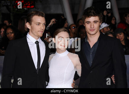 11. November 2012 - Los Angeles, Kalifornien, USA - Jake Abel, Saoirse Ronan & Max Irons kommt für die Premiere des Films "The Twilight Saga: Breaking Dawn-Teil 2'' im Nokia Theater. (Kredit-Bild: © Lisa O'Connor/ZUMAPRESS.com) Stockfoto