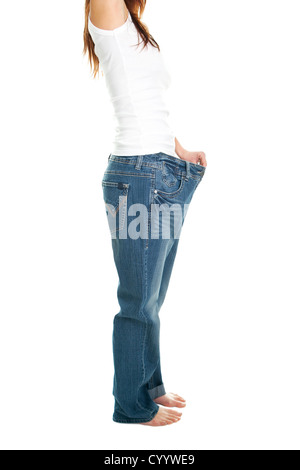 Schlanke Frau zieht übergroßen jeans Stockfoto