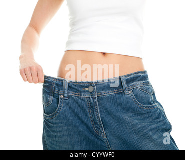 Schlanke Frau zieht übergroßen jeans Stockfoto