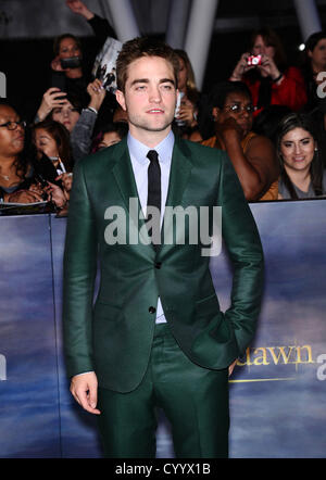 11. November 2012 - Los Angeles, Kalifornien, USA - Robert Pattinson kommt für die Premiere des Films "The Twilight Saga: Breaking Dawn-Teil 2'' im Nokia Theater. (Kredit-Bild: © Lisa O'Connor/ZUMAPRESS.com) Stockfoto