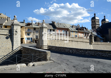 Porte Dauphine oder Dauphine Stadttor und Stadtmauern von Vauban in Briançon Hautes-Alpes Frankreich gebaut Stockfoto