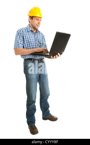 Arbeiter tragen Schutzhelm und mit leptop Stockfoto