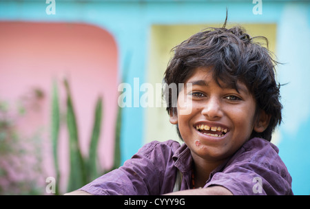 Glückliche junge indische Straße. Andhra Pradesh, Indien Stockfoto