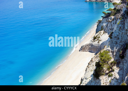 Schönen Sommer weiße Egremni Strand im Sommer Blick auf das Ionische Meer (Lefkada, Griechenland) vom nächsten rock Stockfoto