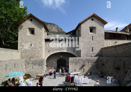 Touristen & Markt an der Porte de France oder Stadttor von befestigten Stadt von Vauban von Colmars-les-Alpes Alpes-de-Haute-Provence Frankreich Stockfoto