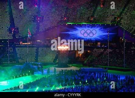 England, London, Stratford, Olympia Abschlussfeier helles Display und Ringe. Stockfoto