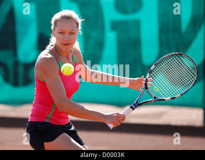 Junge Frau, die Tennis spielen, im Ferienclub, Manavgat, Türkei Stockfoto