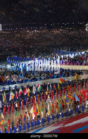 England, London, Stratford, Olympia Abschlussfeier mit Fahnen der konkurrierenden Länder angezeigt im Stadion Stockfoto