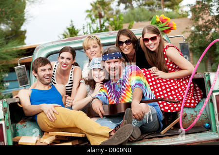 Groovy Gruppe auf der Rückseite LKW lachen Stockfoto