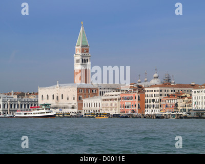 Italien, Venedig, Blick von St. Marks Kanal in Richtung des Dogen Palast, Hotel Danieli und St Marks Campanile mit Fähre Stockfoto