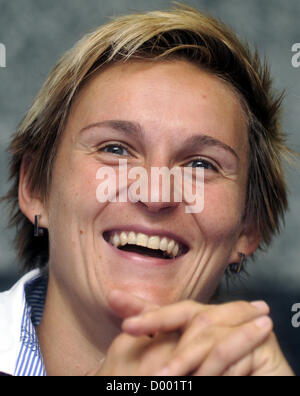 * Foto * Double Olympic Javelin Champion Barbora Spotakova (im Bild 7. Juni 2012) kündigte Berufspause aufgrund ihrer Schwangerschaft bei Pressekonferenz in Prag, Tschechische Republik, 13. November 2012. Weltrekord-Halter Spotakova will zum Training im Oktober 2013 zurück. (CTK Foto/Vit Simanek) Stockfoto