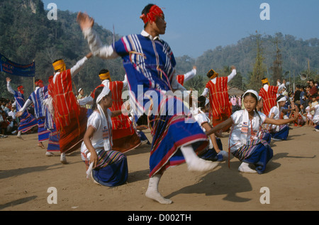 Karen Tänzer feiern Karen Silvester in Mae La Flüchtlingslager in der Nähe von Mae Sot an der Grenze zwischen Thailand und Myanmar Stockfoto