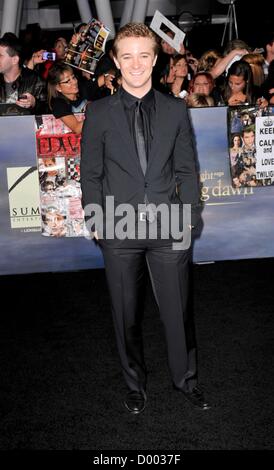 Michael Welch im Ankunftsbereich für THE TWILIGHT SAGA: BREAKING DAWN - Teil2 Premiere, Nokia Theatre L.A. Live, Los Angeles, CA 12. November 2012. Foto von: Elizabeth Goodenough/Everett Collection Stockfoto