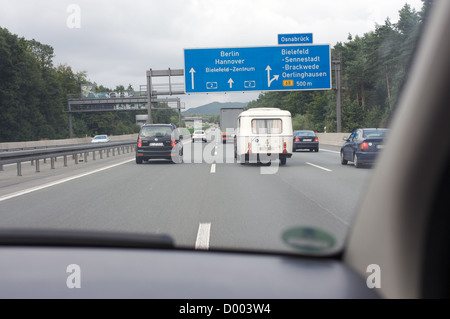Fahren auf der A2 Autobahn Deutschland Stockfoto