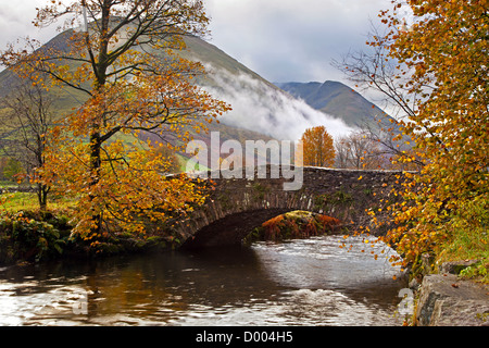 Herbst im Kuh-Brücke über Goldrill Beck in der Nähe von Hartstop in der Seenplatte, Cumbria, England. Stockfoto