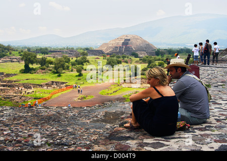 Paar Touristen Spitze der Teotihuacan-Sonne-Pyramide mit Mond Pyramide im Hintergrund, Mexiko Stockfoto