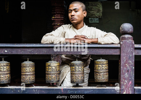 Porträt des jungen Mönch in weißes Gewand Golden Temple oder Hiranya Varna Mahavihar, Lalitpur Patan Kathmandutal, Nepal Stockfoto