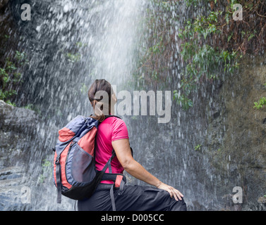 Weibliche Wanderer in der Nähe von Berg Wasserfall auf Gran Canaria, Kanarische Inseln, Spanien Stockfoto