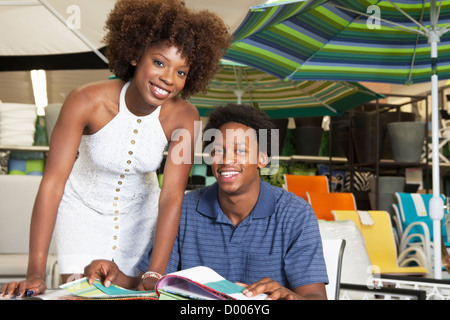 Young African American paar Outdoormöbel im Shop kaufen Stockfoto