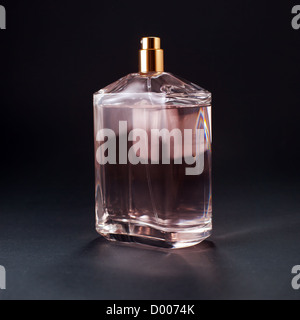 Damen-Parfüm-Flasche voller Duft (Eau de Parfum) Stockfoto