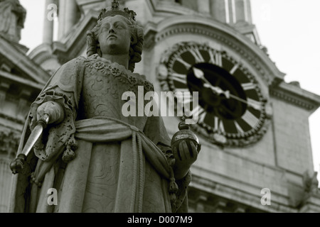 Die Statue von Königin Anne mit dem Uhrturm auf St. Pauls Kathedrale im Hintergrund Stockfoto