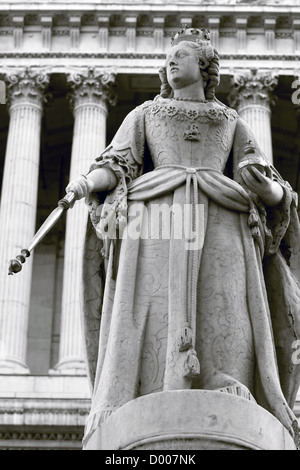 Die Statue von Königin Anne vor dem Eingang zur St. Pauls Cathedral Stockfoto