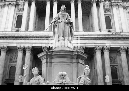 Die Statue von Königin Anne vor dem Eingang zur St. Pauls Cathedral Stockfoto