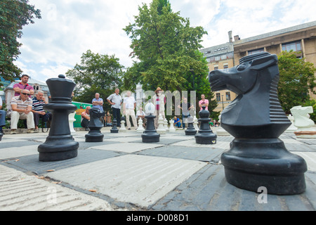 Schach ist ein Spiel, dass die alten Bewohner von Sarajevo Langeweile in. Stockfoto