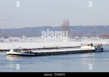 Kahn an einem Fluss im winter Stockfoto
