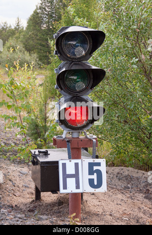 Ampel zeigt rotes Signal am Bahnhof. Rotes Licht Stockfoto