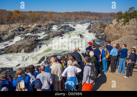 GREAT FALLS, MARYLAND, USA - Menschen am Olmsted Insel überblicken Ansicht Potomac River bei Great Falls. Stockfoto