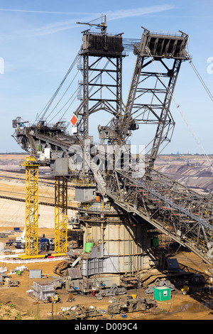 Montage eines riesigen Kohle Mining-Baggers in einer Kohlengrube mine Stockfoto