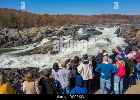 GREAT FALLS, MARYLAND, USA - Menschen am Olmsted Insel überblicken Ansicht Potomac River bei Great Falls. Stockfoto