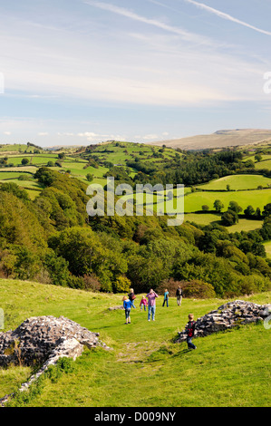 Wanderer in Brecon-Beacons-Nationalpark, Wales, Großbritannien. Östlich von Carreg Cennen Castle über Bergbauernhof in Richtung Black Mountain Stockfoto