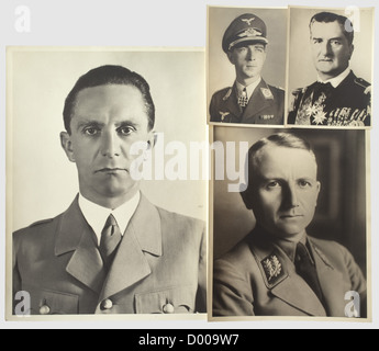 Sammlung von 36 großformatigen Portraitfotos von führenden Mitgliedern der NSDAP, Adolf Hitler: Bild nach einem Gemälde (24 x 17.5). Hermann Göring: 18 Bilder in verschiedenen Größen(2 in 40 x 30,5 in 30 x 24,7 in 24 x 18,1 in 21.5 x 16.5,3 in 18 x 13),meist aufgenommen von Röhr oder Hoffmann,auch ein frühes Foto in Jagdkleidung,als Reichsmarschall,in Uniform als Reichsjägermeister(drei Bilder von Röhr),in SA-Uniform mit PLM,teilweise gestempelt oder identisch Kopien. Rudolf Heß: Ein portra historisch,historisch,Menschen,1930er,1930er,20th century,NS,National,Additional-Rights-Clearences-nicht vorhanden Stockfoto