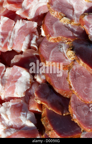 Frisches Fleisch verpackt in Reihen, Hintergrund. Stockfoto