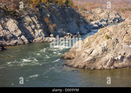 GREAT FALLS, MARYLAND, USA - Potomac River flussabwärts von Great Falls. Stockfoto