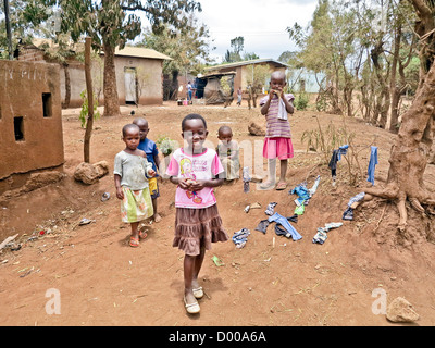 Kinder, Waise, Jugendliche in Armut in Tansania; Ost-Afrika; Afrika zu Lächeln und spielen im Freien. Stockfoto