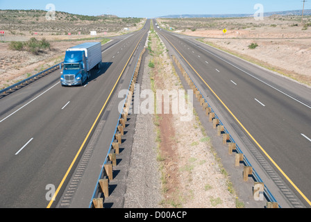 Eine Strecke von Fahrbahn auf i-40 in der Nähe von Tucumcari ist eigentlich Teil der alten Route 66. Stockfoto