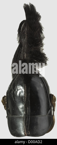 Ein Modell 1809 Helm für Offiziere der Linie Cuirassiers, hohe schwarze Lederhelm des russischen Musters mit Schutzpolsterung an den Seiten.der Lederkamm, mit Messing in der Vorderseite gesetzt, trägt eine Rosshaar-Wolke nach vorne geneigt mit einer Drahtschleife, um die Feder von hängenden zu den Seiten zu verhindern.Leder Spitze Mit Messingbesatz.große Insignieplatte vorne, mit einem separat aufgetragenen Preußischen Adler im Relief.mäßig erhaltene Vergoldung.Blechkechskalen aus Messing.Seide Preußischer Kakadu links.Lammfell-Futter.Altersschaden,der bereits resto,Zusatz-Rechte-Clearences-nicht verfügbar Stockfoto