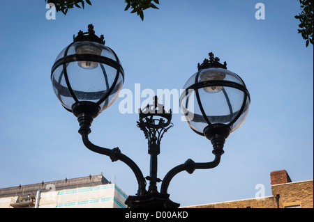 London Lincolns Inn Fields High Holborn old style gas Straßenbeleuchtung detail blau Herbst Himmel street scene Stockfoto