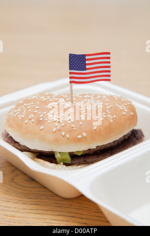 Gegrillte Hamburger mit American Flag Dekoration auf Holzuntergrund Stockfoto