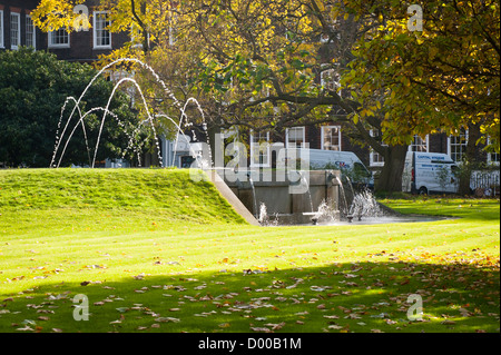 London Lincolns Inn High Holborn Midtown New Square Kammern Gärten Garten Brunnen Brunnen Brunnen Herbst Sonne Stockfoto