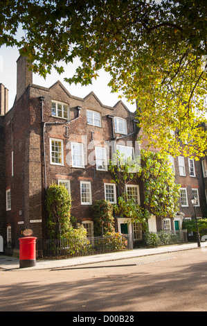 London Lincolns Inn High Holborn neue Platz Red brick Kammern Gebäude Büros Rechtsanwälte Rechtsanwälte Anwälte Sonnenschein roten Briefkasten street scene Stockfoto