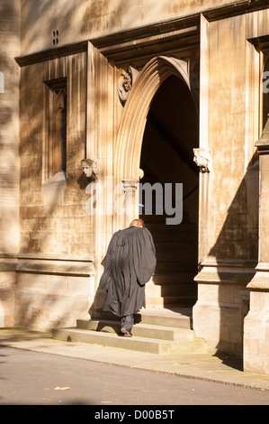 London Lincolns Inn High Holborn Barrister in Roben gehen unter arch zu Kapelle Hall Alten platz Stockfoto