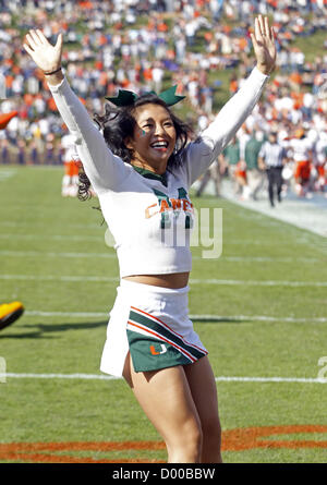 10. November 2012 - Charlottesville, Virginia, USA - Miami Hurricanes Cheerleadern führen Sie während des Spiels gegen die Virginia Cavaliers im Scott Stadium in Charlottesville, VA. Virginia gewann 41-40. (Kredit-Bild: © Andrew Shurtleff/ZUMAPRESS.com) Stockfoto