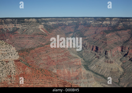 Eine Luftaufnahme des Grand Canyon in Arizona, USA. Der Colorado River hat eine tiefe Schlucht über Millionen von Jahren ausgeschnitten. Stockfoto