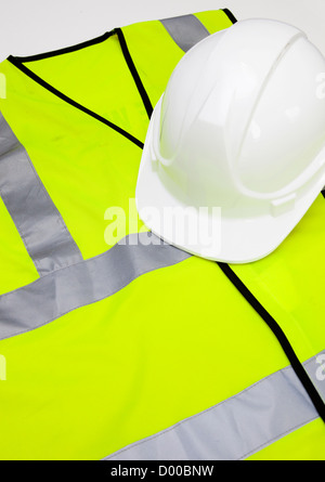 Warnweste und Schutzhelm auf weißen Hintergrund Stockfoto
