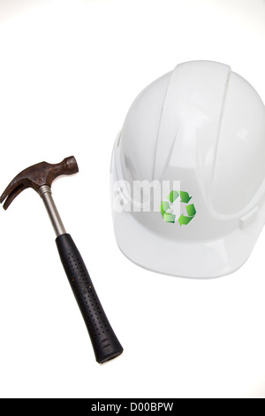 Hammer und hart mit recycling-Zeichen vor weißem Hintergrund Stockfoto